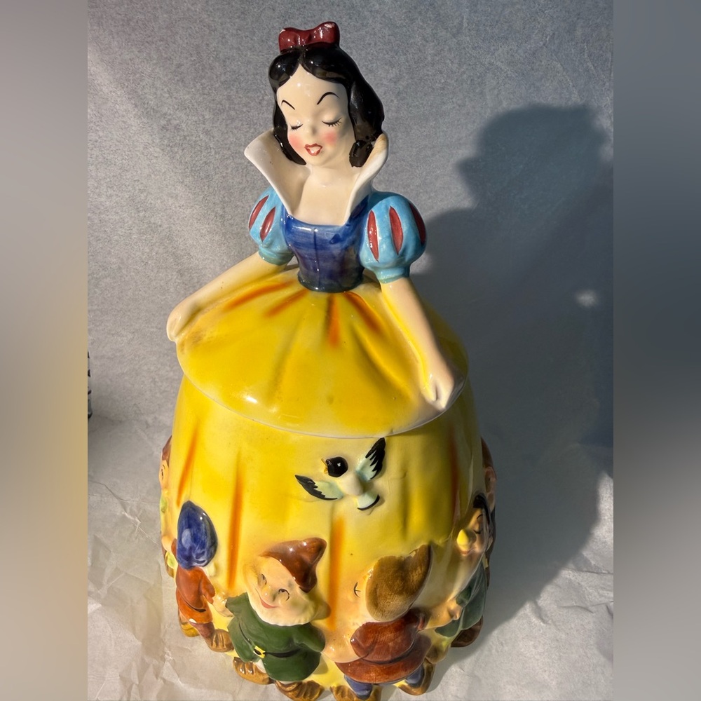 Vintage Walt Disney Snow White Ceramic Cookie Jar
